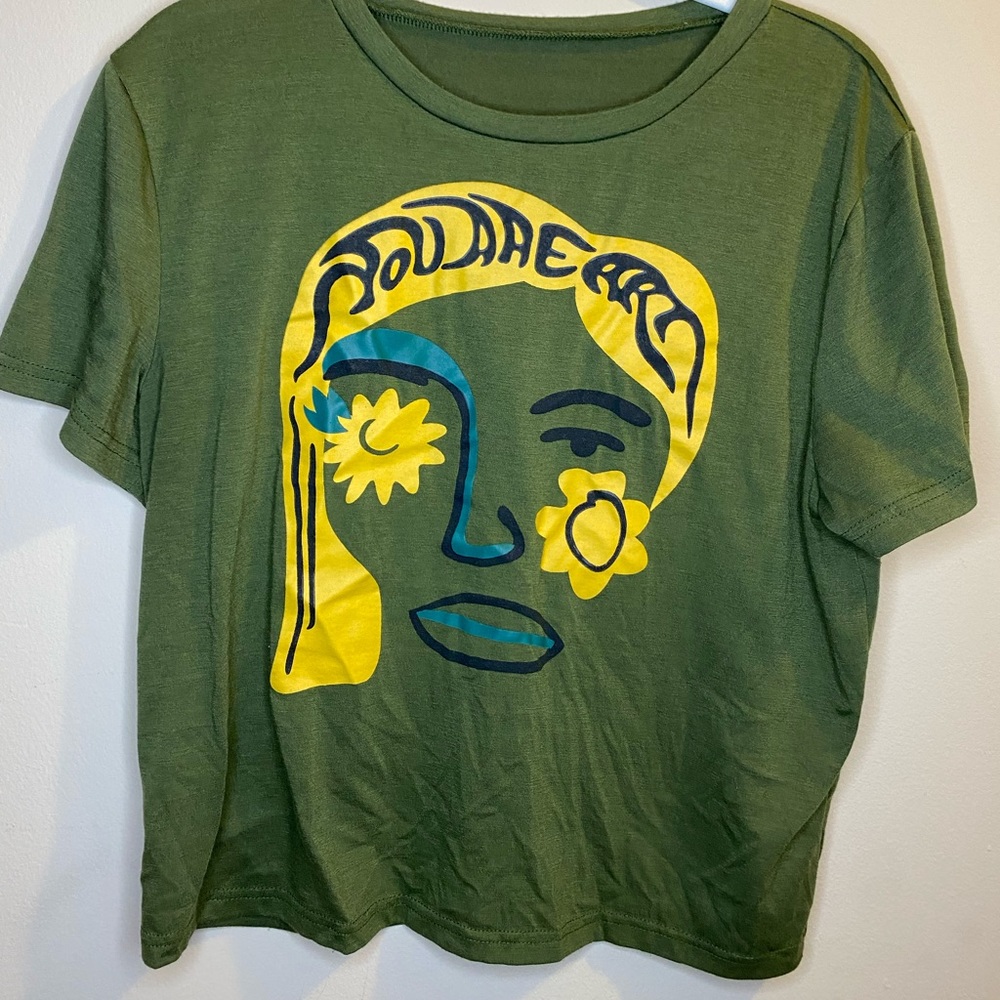 womens green cropped graphic tee!💚 very comfy and breathable